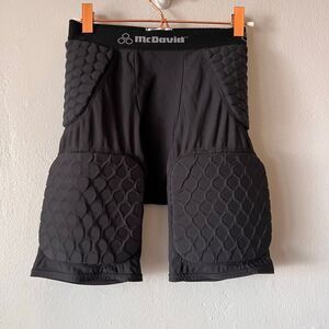 McDavid Hex Thudd Short provides integrated protection for the hips, thighs, and